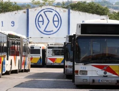 Λεωφορείο του ΟΑΣΘ έχασε τον έλεγχο και προσέκρουσε σε περίφραξη σπιτιού